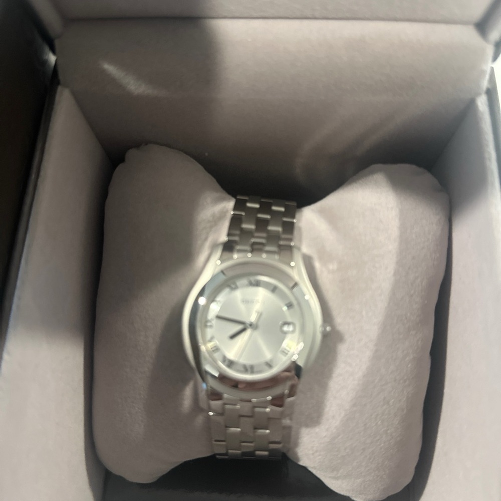 Men Gucci watch never worn.